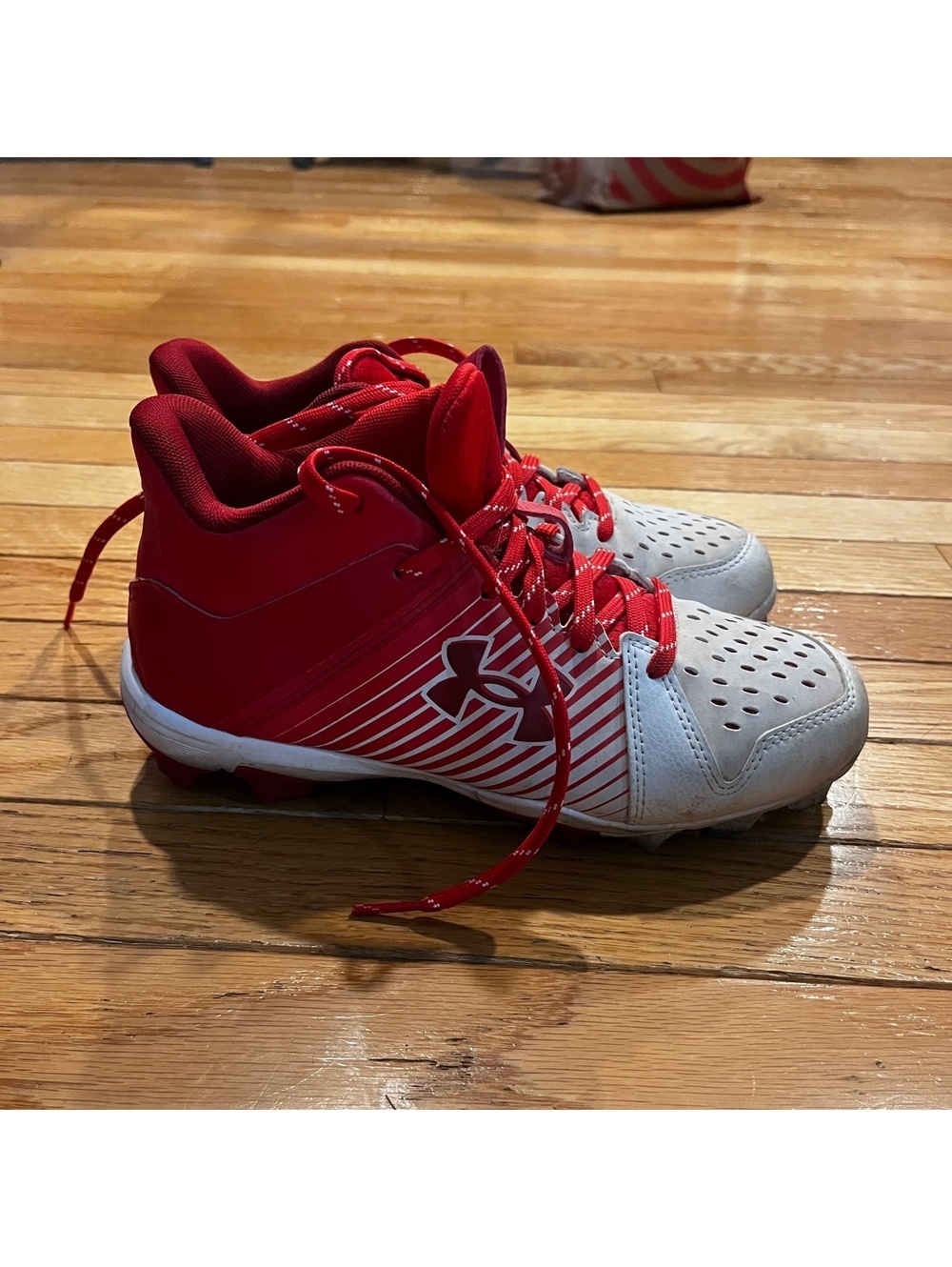 Under Armour Youth Baseball Cleats Size 5Y Red and White